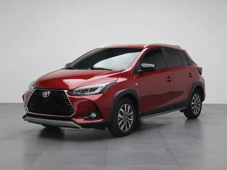 2023 Toyota Yaris IV, пурпурный, 1390000 рублей, вид 1