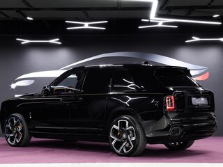2025 Rolls-Royce Cullinan Black Badge I Рестайлинг (Series II), чёрный, 61900000 рублей, вид 3