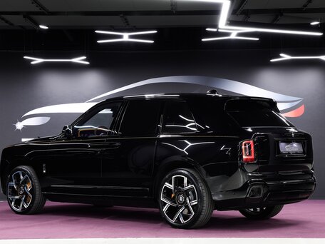 2025 Rolls-Royce Cullinan Black Badge I Рестайлинг (Series II), чёрный, 61900000 рублей, вид 3