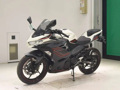 2024 Kawasaki Ninja 400, белый, 677000 рублей, вид 4