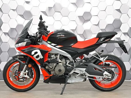 2021 Aprilia Tuono 660, чёрный, 929000 рублей, вид 4