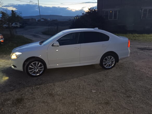 2013 Skoda Octavia II (A5) Рестайлинг, белый, 600000 рублей - вид 1