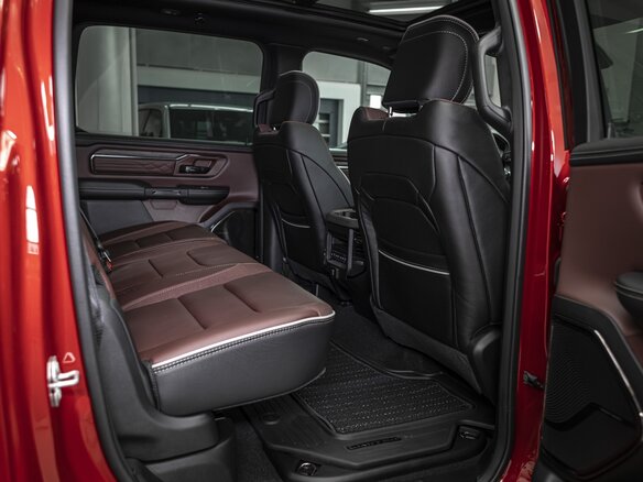 2026 Ram 1500 Crew Cab V Рестайлинг, красный - вид 19