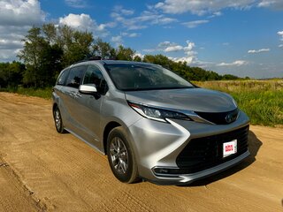 2021 Toyota Sienna IV, серебристый, 4400000 рублей, вид 3