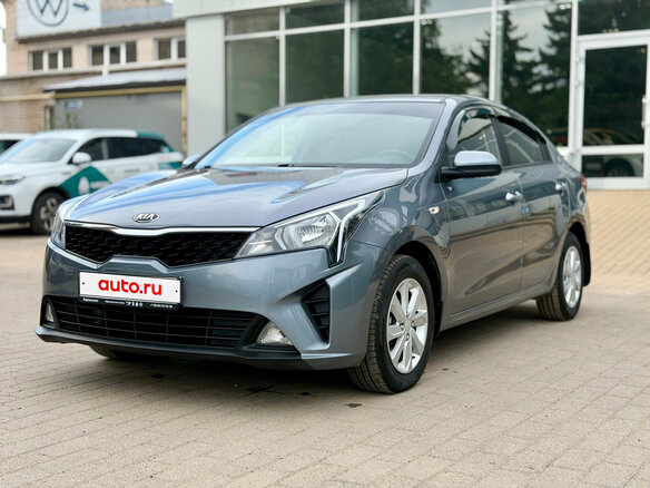 2020 Kia Rio IV Рестайлинг, серый - вид 2