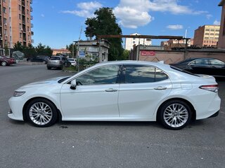 2020 Toyota Camry VIII (XV70), белый, 2300000 рублей, вид 3