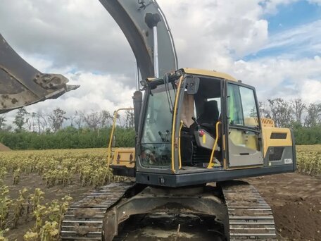 2014 Volvo EC220DL, жёлтый, 13800000 рублей, вид 1