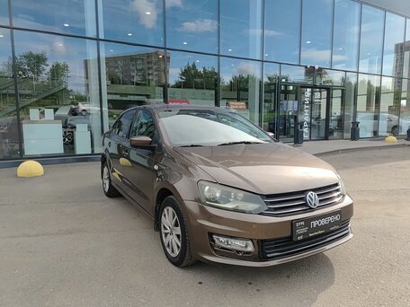 2017 Volkswagen Polo V Рестайлинг, коричневый, 964000 рублей, вид 3
