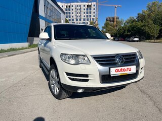 2010 Volkswagen Touareg I Рестайлинг, белый, 2100000 рублей, вид 2