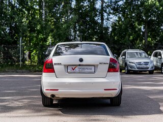 2011 Skoda Octavia II (A5) Рестайлинг, белый, 598000 рублей, вид 4