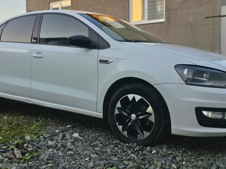 2017 Volkswagen Polo V Рестайлинг, белый, 850000 рублей, вид 2