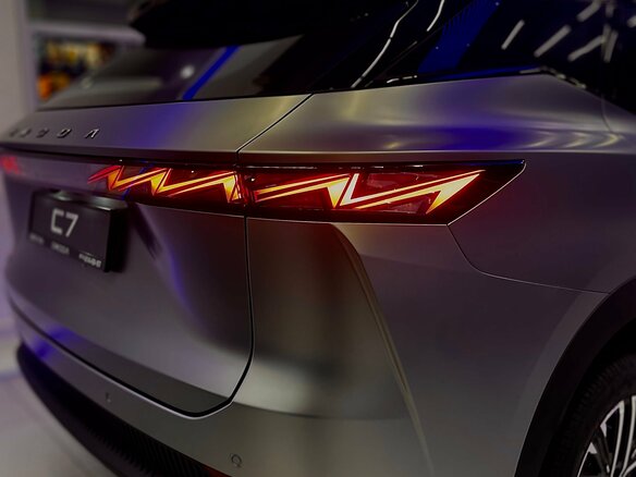 2026 Omoda C7, серебристый, 2909610 рублей - вид 8