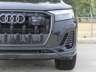 2025 Audi Q7 45 TFSI II (4M) Рестайлинг 2, чёрный, 8588859 рублей, вид 3