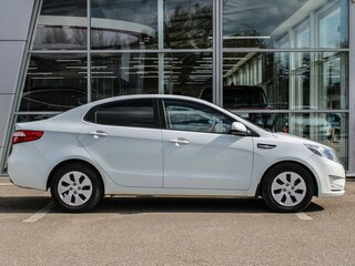 2013 Kia Rio 5-speed III, белый, 700000 рублей, вид 5