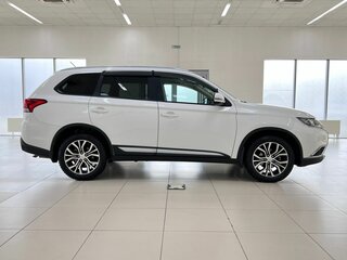 2016 Mitsubishi Outlander III Рестайлинг 2, белый, 1840000 рублей, вид 4