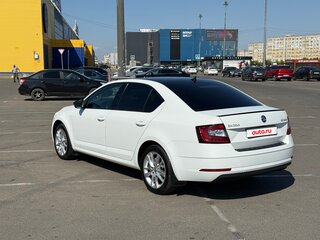2018 Skoda Octavia III (A7) Рестайлинг, белый, 1820000 рублей, вид 3