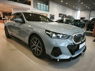 2025 BMW 5 серии 520i VIII (G60/G61/G68), серый, 7300000 рублей, вид 5