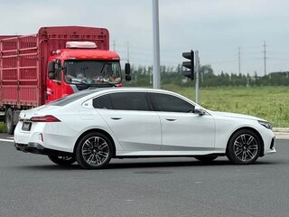 2025 BMW 5 серии Long 530Li xDrive VIII (G60/G61/G68), белый, 6116225 рублей, вид 4