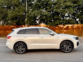 2019 Volkswagen Touareg III, белый, 4990000 рублей, вид 4