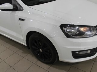 2019 Volkswagen Polo V Рестайлинг, белый, 1405000 рублей, вид 4