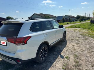 2021 Mitsubishi Outlander III Рестайлинг 3, белый, 3000000 рублей, вид 5