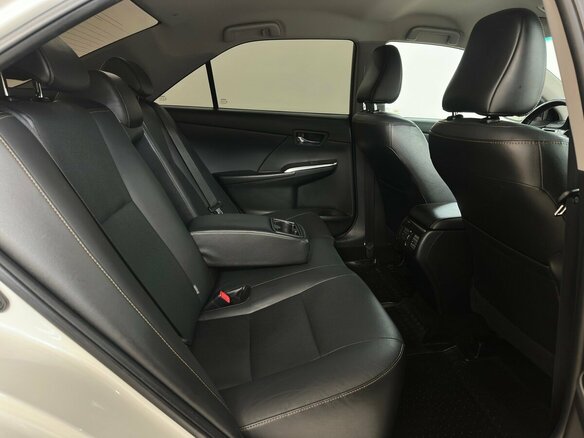 2017 Toyota Camry VII (XV50) Рестайлинг, белый, 2025000 рублей - вид 12