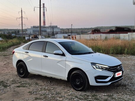 2023 Lada (ВАЗ) Vesta I Рестайлинг (NG), белый, 990000 рублей, вид 4