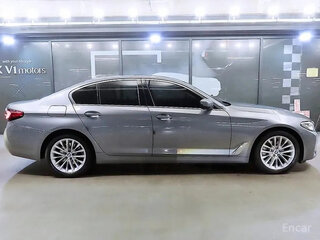 2023 BMW 5 серии 520i VII (G30/G31/G38) Рестайлинг, серебристый, 4071666 рублей, вид 3