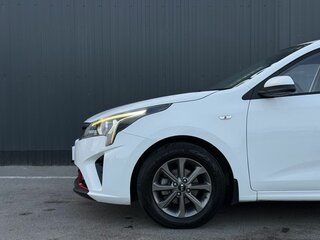 2021 Kia Rio IV Рестайлинг, белый, 1630000 рублей, вид 5