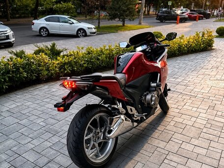 2017 Honda VFR 1200, красный, 1440000 рублей, вид 4