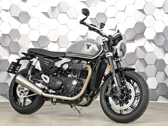 2026 Triumph Speed Twin, серебристый, 1699000 рублей