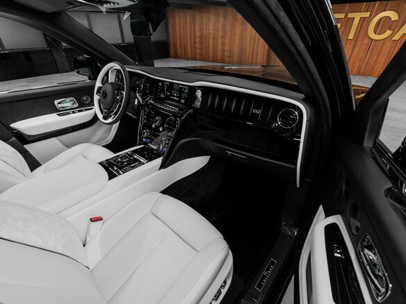 2026 Rolls-Royce Cullinan Black Badge I Рестайлинг (Series II), чёрный, 70000000 рублей - вид 21