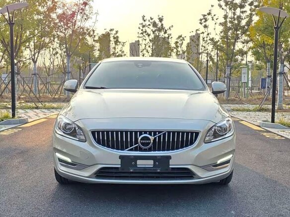 2018 Volvo S60 II Рестайлинг, золотистый, 1370000 рублей - вид 1