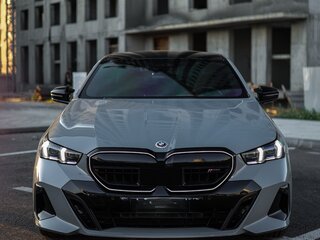 2026 BMW 5 серии 530i VIII (G60/G61/G68), серый, 7140000 рублей, вид 3