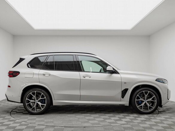 2025 BMW X5 40i IV (G05/G18) Рестайлинг, белый - вид 5