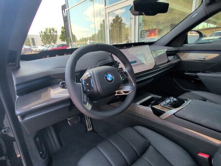2026 BMW 7 серии 740 xDrive VII (G70) Рестайлинг, чёрный, 18700000 рублей, вид 4