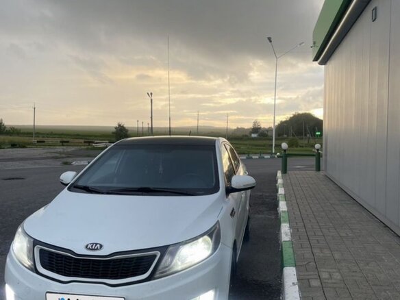 2013 Kia Rio 5-speed III, белый, 620000 рублей - вид 1
