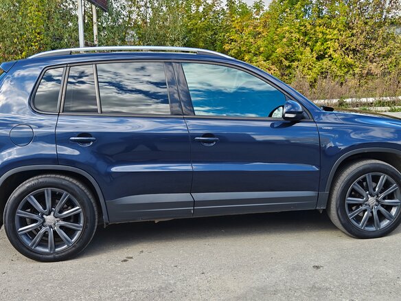 2016 Volkswagen Tiguan I Рестайлинг, синий, 1600000 рублей - вид 4