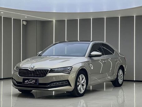 2022 Skoda Superb III Рестайлинг, коричневый, 1822000 рублей, вид 1
