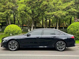 2025 BMW 5 серии Long 530Li xDrive VIII (G60/G61/G68), чёрный, 6250226 рублей, вид 3