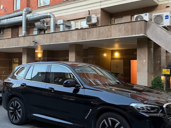 2024 BMW iX3 I (G08) Рестайлинг, чёрный, 6000000 рублей - вид 3