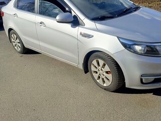 2017 Kia Rio III Рестайлинг, серебристый, 922222 рублей, вид 4