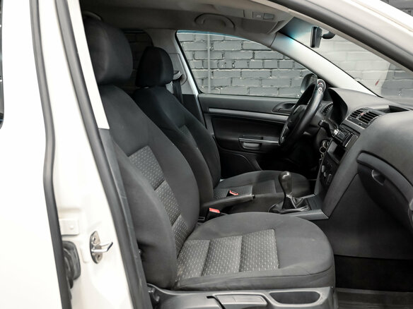 2011 Skoda Octavia II (A5) Рестайлинг, белый, 650000 рублей - вид 10