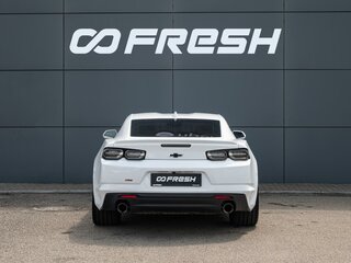 2022 Chevrolet Camaro VI Рестайлинг, белый, 3970000 рублей, вид 4