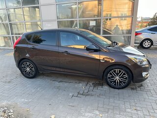 2015 Hyundai Solaris I Рестайлинг, коричневый, 800000 рублей, вид 3