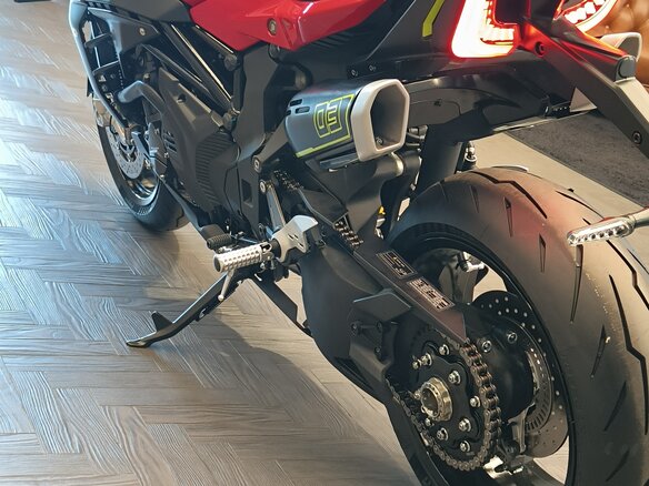 2026 QJMotor SRK 921, красный, 1090000 рублей - вид 10