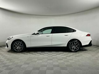 2024 BMW 5 серии 520i VIII (G60/G61/G68), белый, 7699000 рублей, вид 3