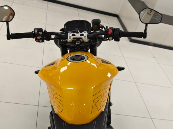 2025 Triumph Street Triple, жёлтый - вид 14