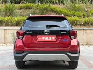 2023 Toyota Yaris IV, красный, 1250000 рублей, вид 4
