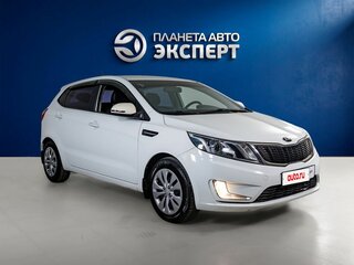 2015 Kia Rio 6-speed III, белый, 900000 рублей, вид 3